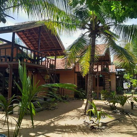 Golden Beach Chalets Arugam Bay Exterior photo