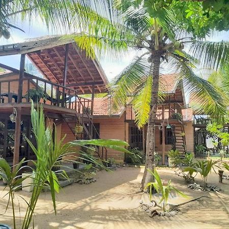 Golden Beach Chalets Arugam Bay Exterior photo