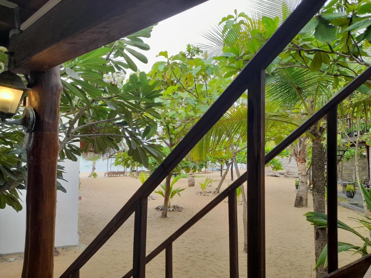 Golden Beach Chalets Arugam Bay Exterior photo