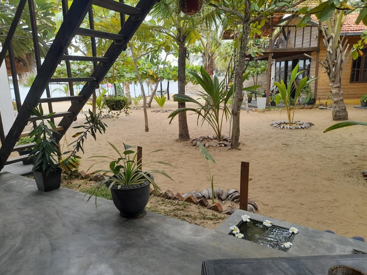 Golden Beach Chalets Arugam Bay Exterior photo