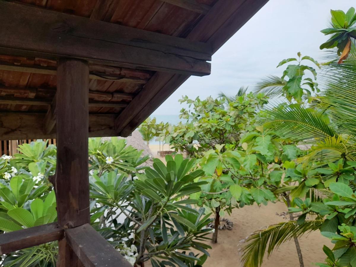 Golden Beach Chalets Arugam Bay Exterior photo