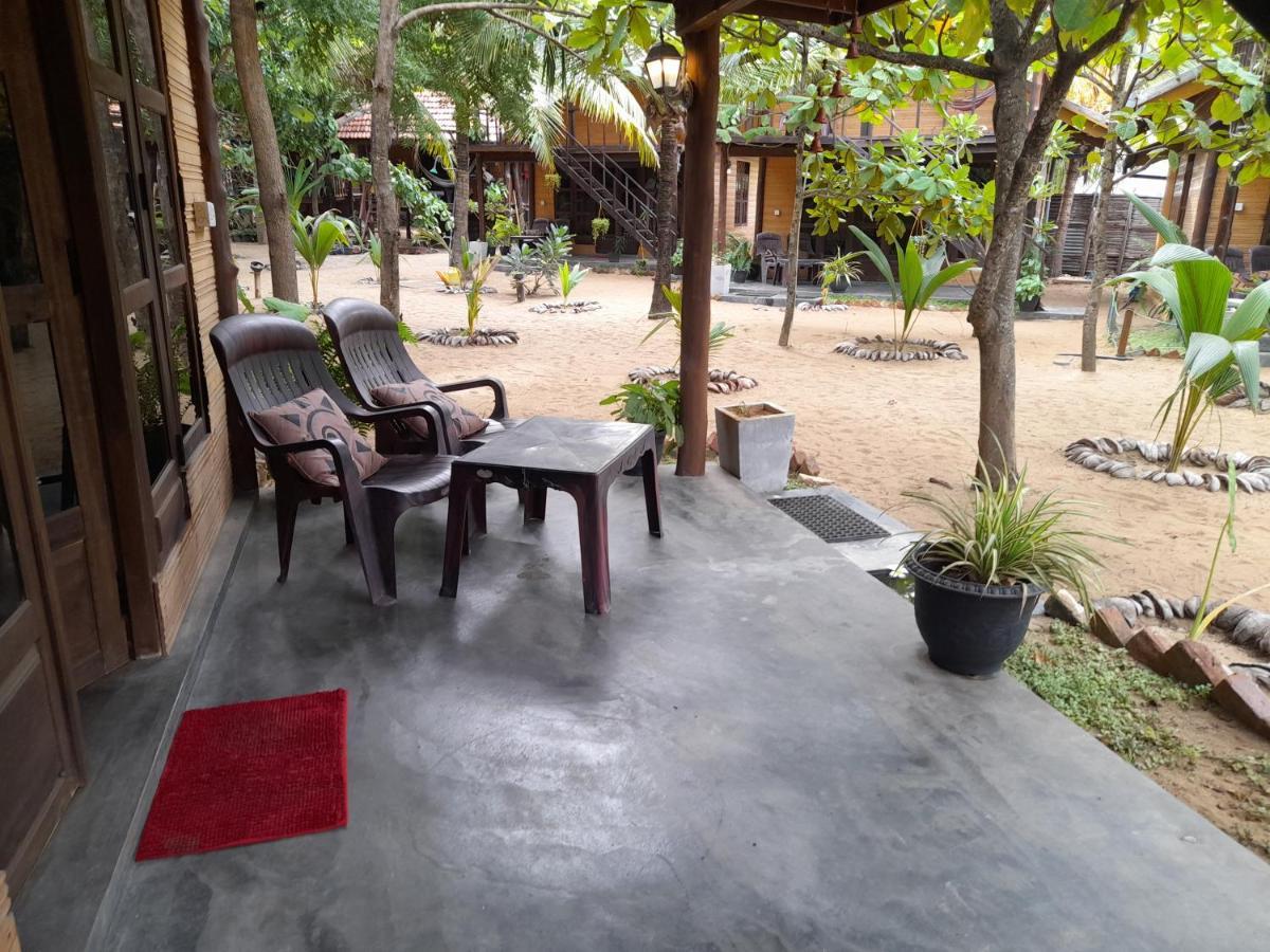 Golden Beach Chalets Arugam Bay Exterior photo