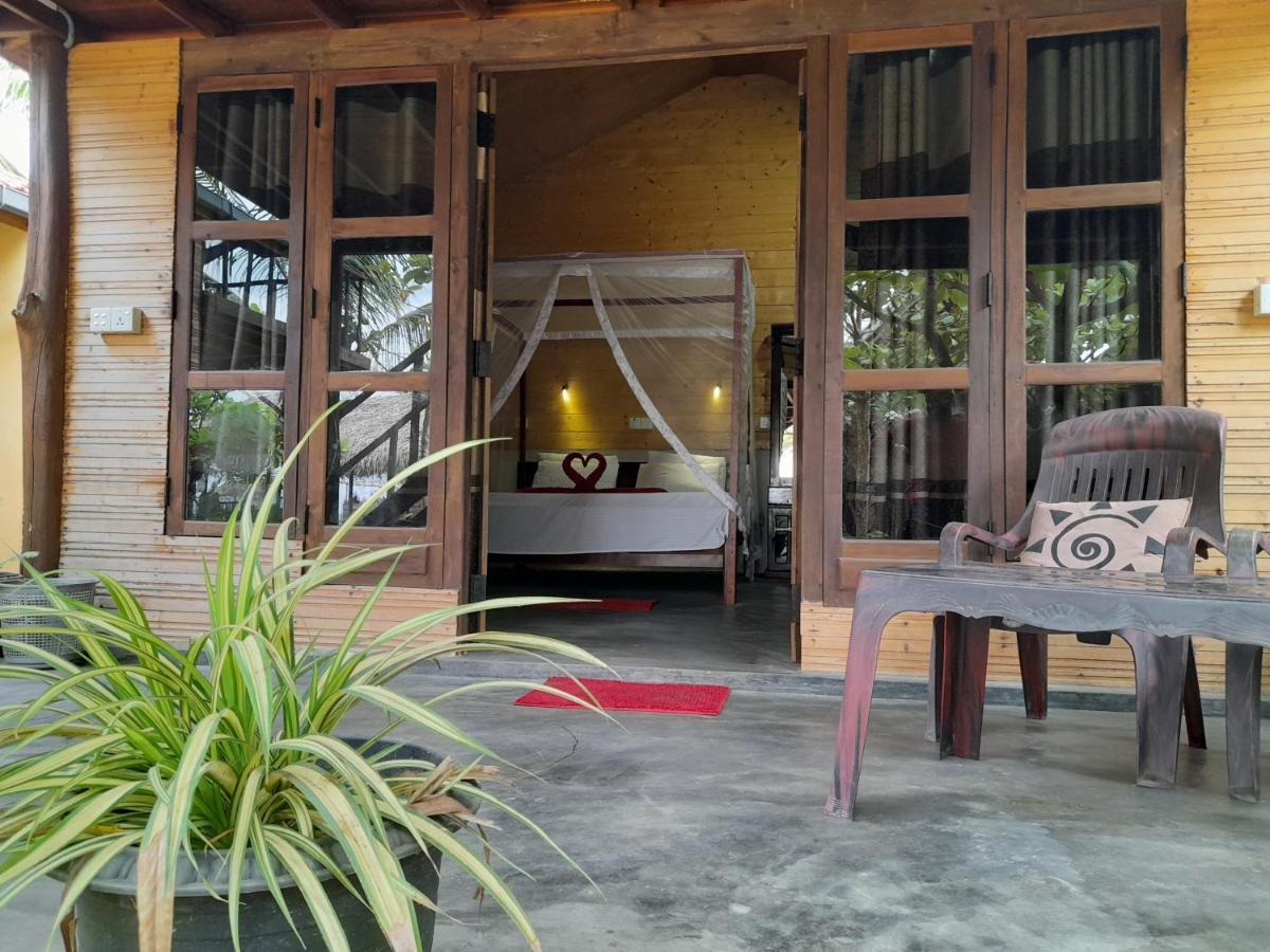 Golden Beach Chalets Arugam Bay Exterior photo