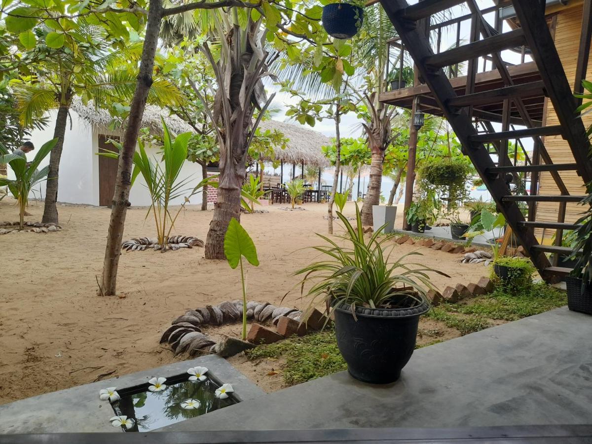 Golden Beach Chalets Arugam Bay Exterior photo