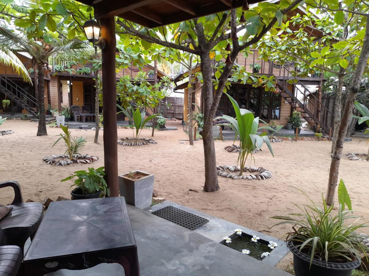 Golden Beach Chalets Arugam Bay Exterior photo