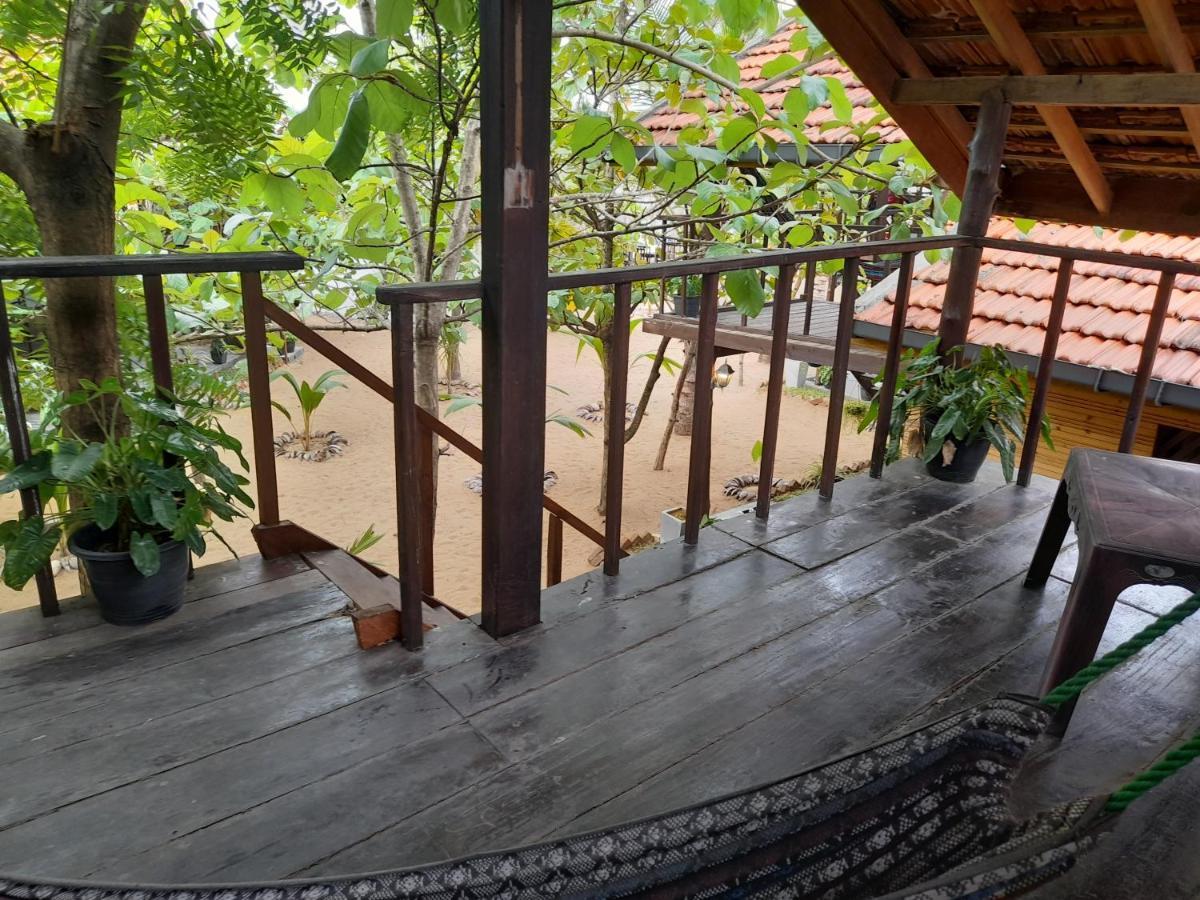 Golden Beach Chalets Arugam Bay Exterior photo