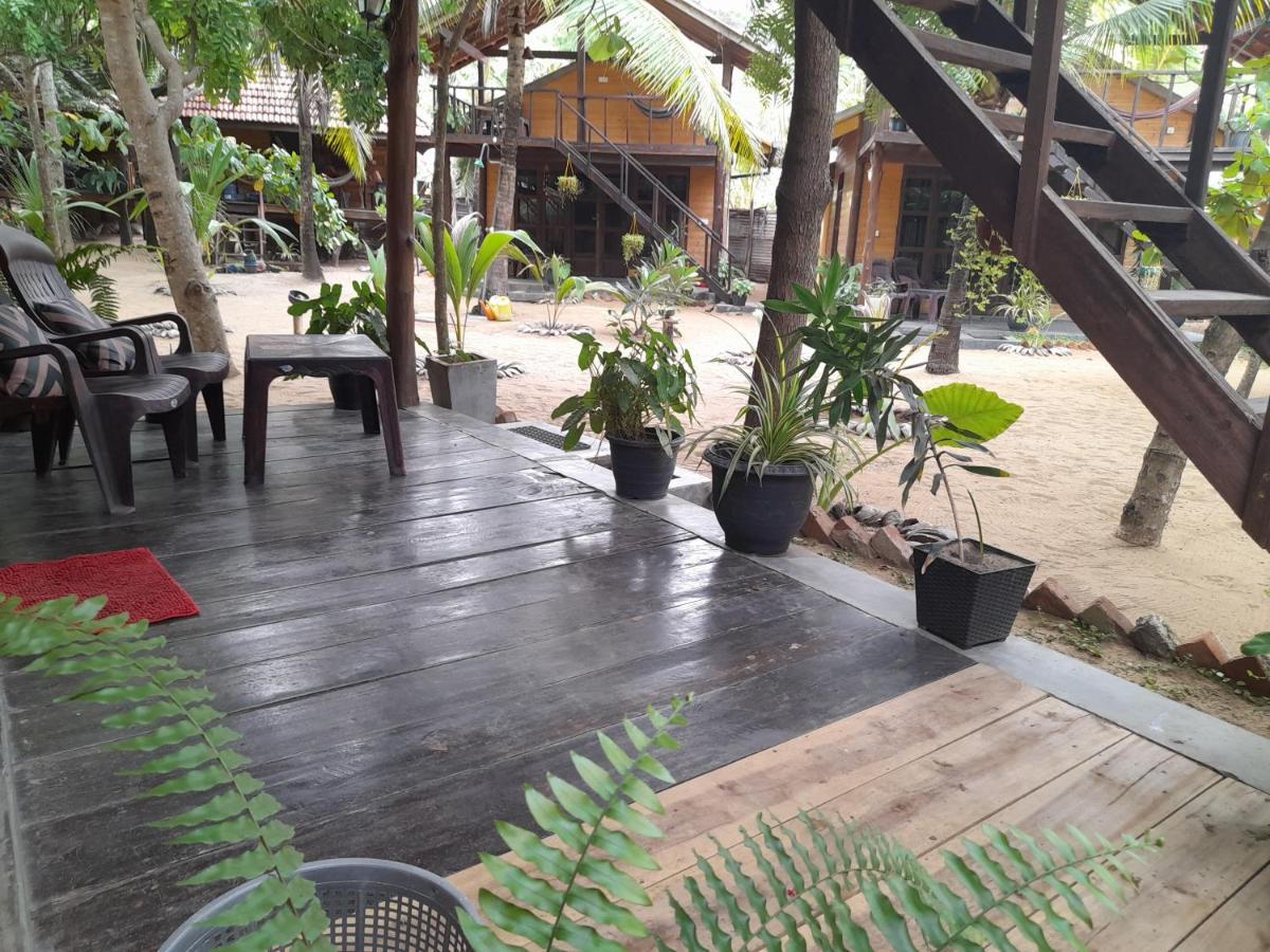 Golden Beach Chalets Arugam Bay Exterior photo