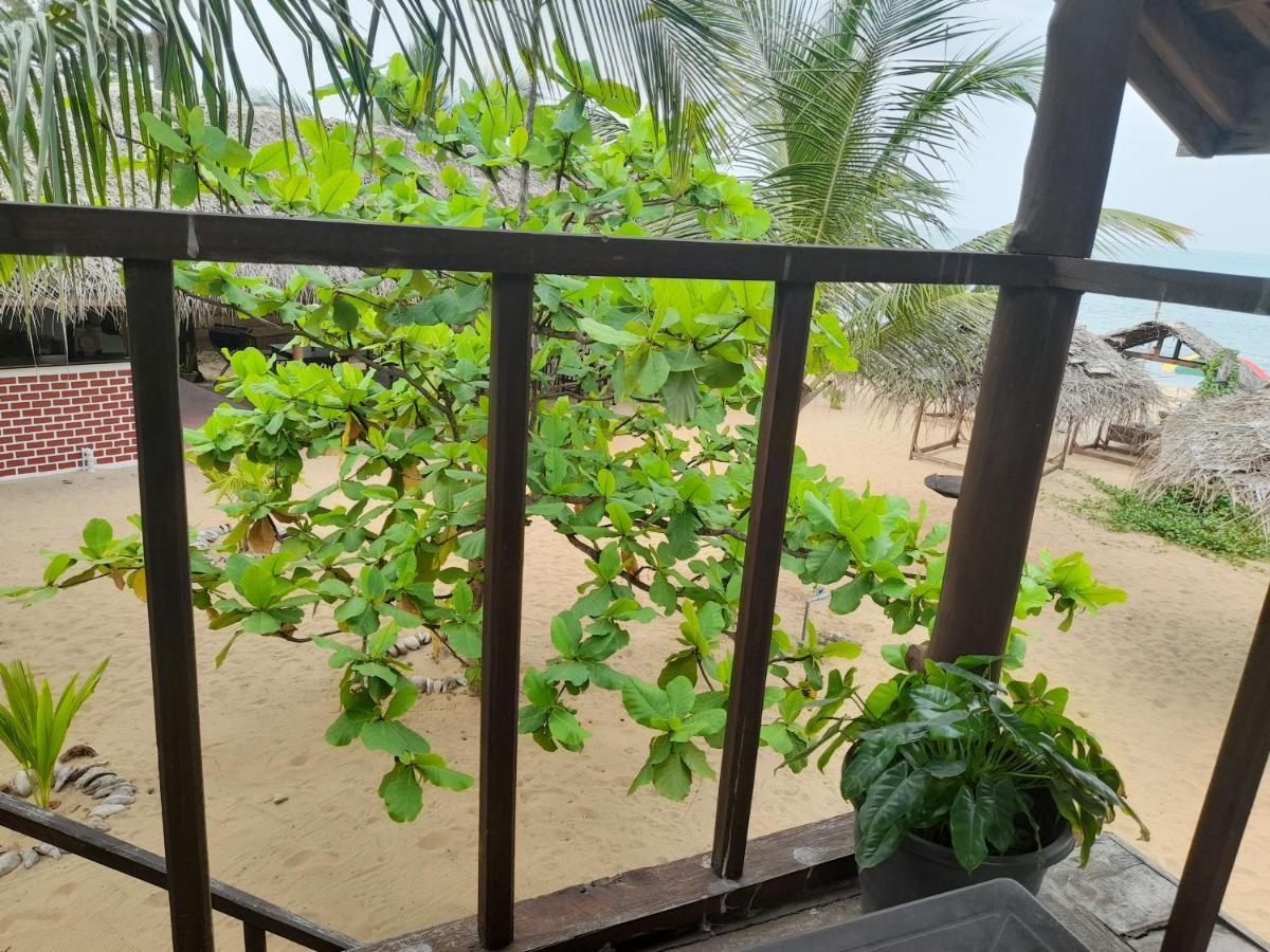 Golden Beach Chalets Arugam Bay Exterior photo