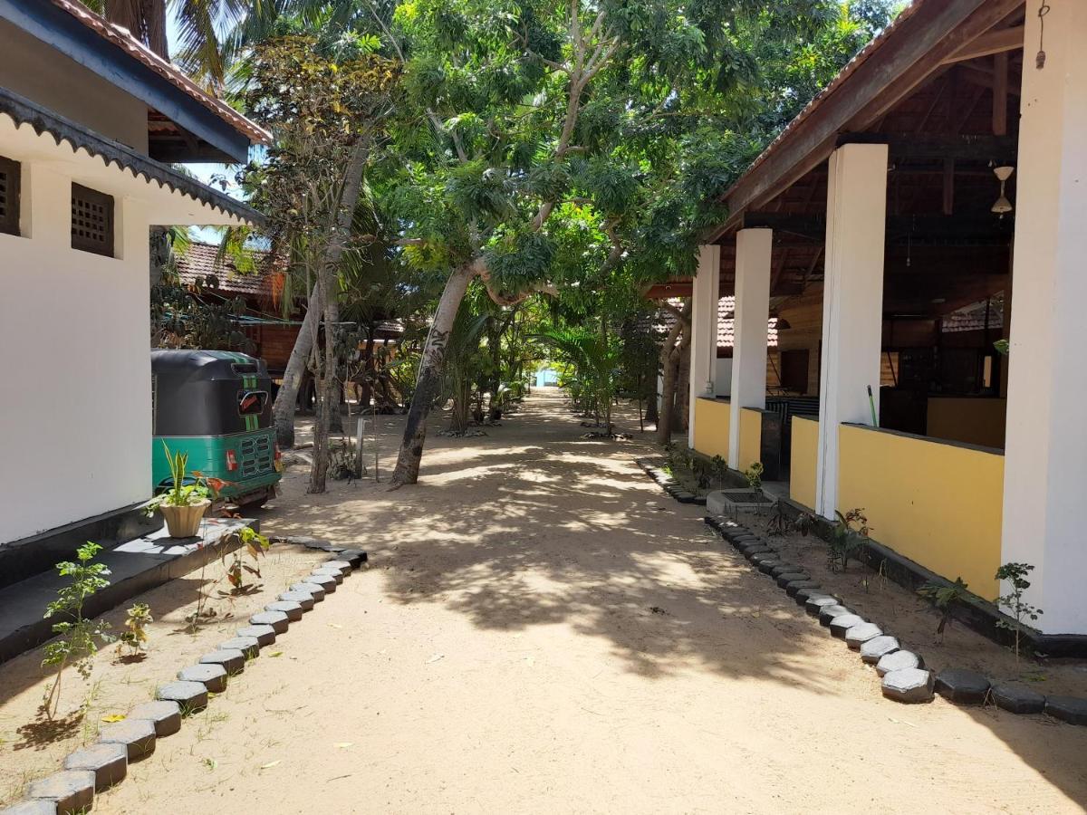 Golden Beach Chalets Arugam Bay Exterior photo