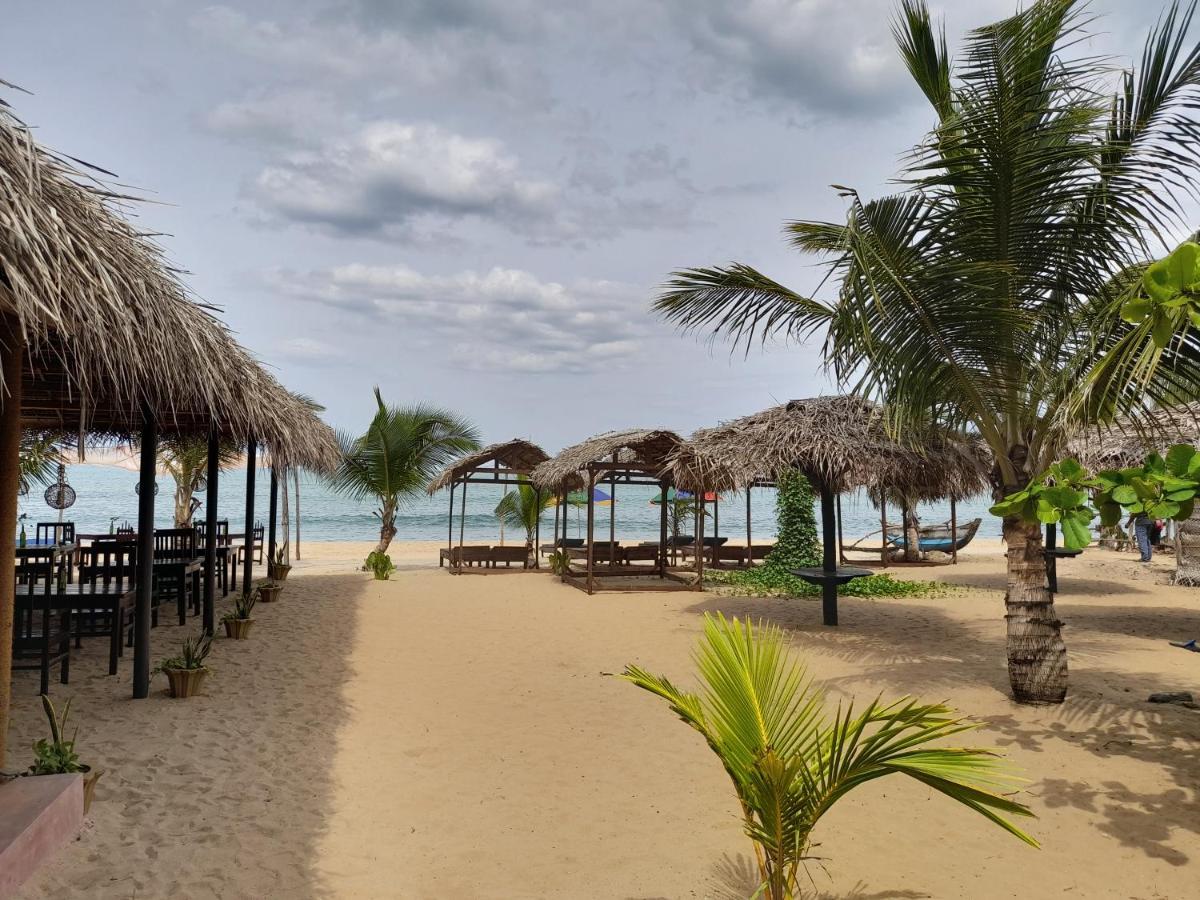 Golden Beach Chalets Arugam Bay Exterior photo