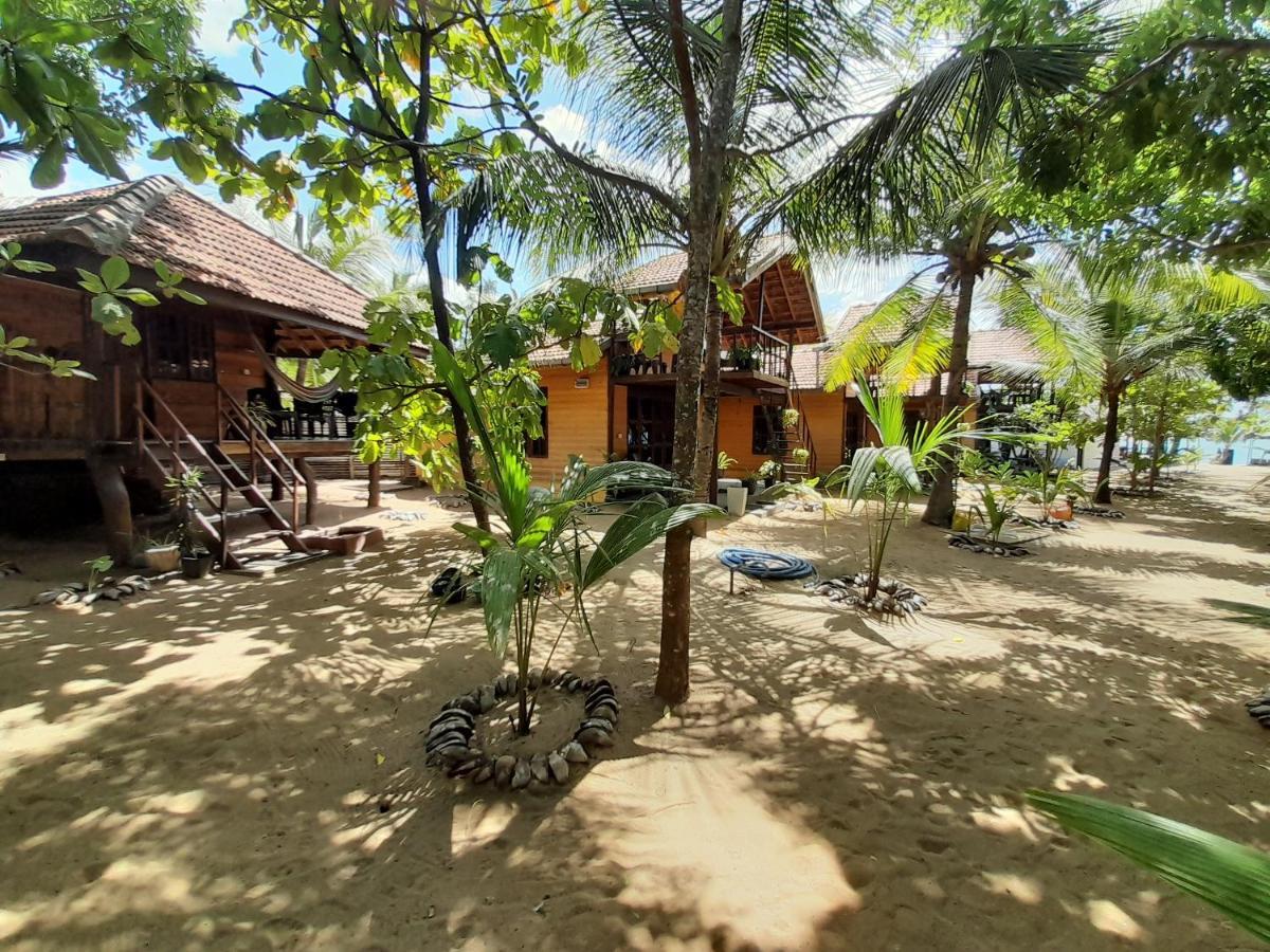 Golden Beach Chalets Arugam Bay Exterior photo