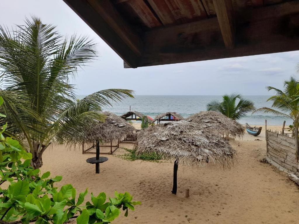 Golden Beach Chalets Arugam Bay Exterior photo