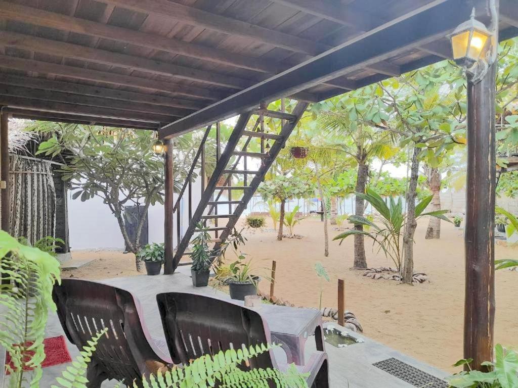 Golden Beach Chalets Arugam Bay Exterior photo