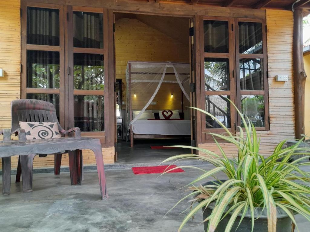 Golden Beach Chalets Arugam Bay Exterior photo